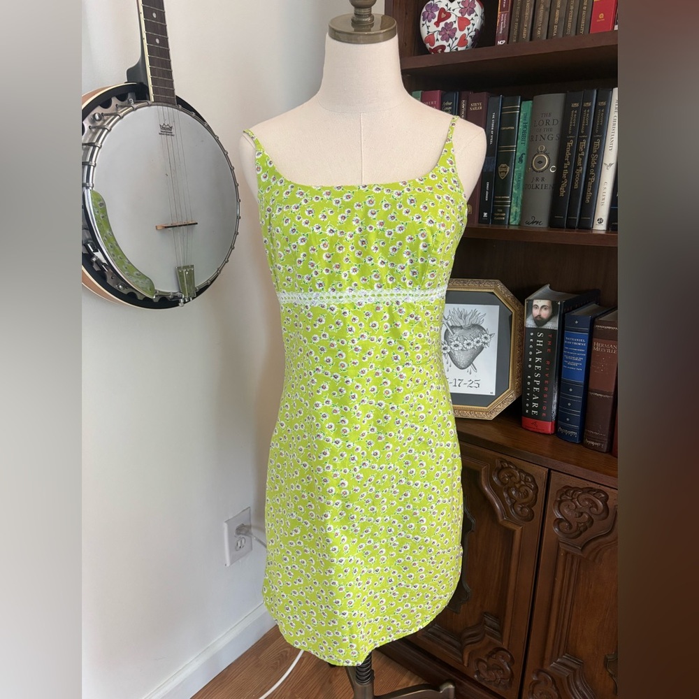 VTG 90s No Boundaries lime green floral babydoll dress with white lace trim SZ M